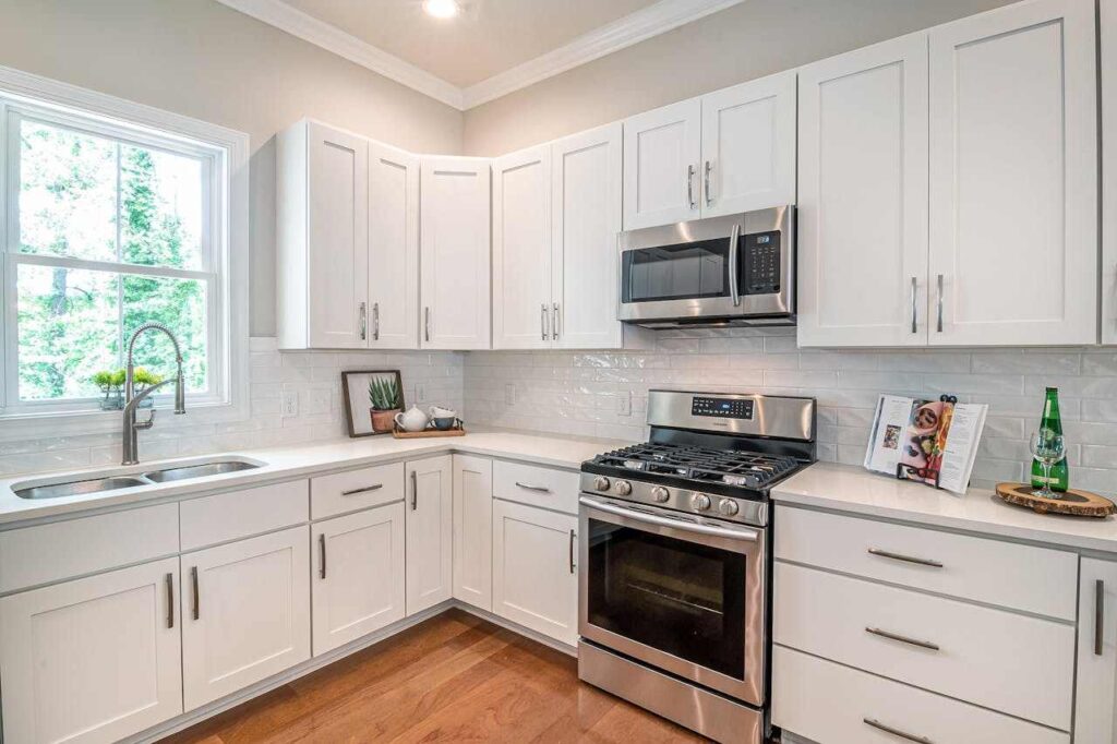Techniques for Flawless Cabinet Refinishing